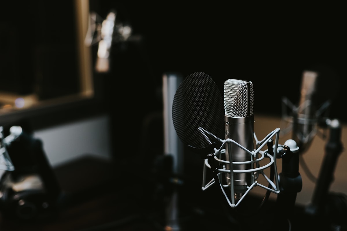 Professionelle Kamera und Beleuchtung in einem Aufnahmestudio