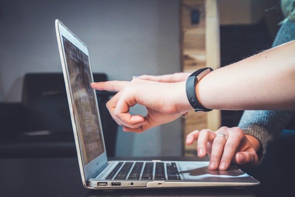 Ein Laptop zeigt eine Schulung mit Präsentationsfolien
