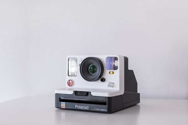 Eine hochwertige Kamera filmt ein Produkt für den Online-Verkauf